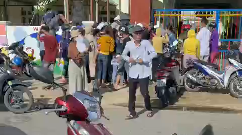 Phu huynh chen chan, nhay rao de dang ky cho con hoc mam non hinh anh