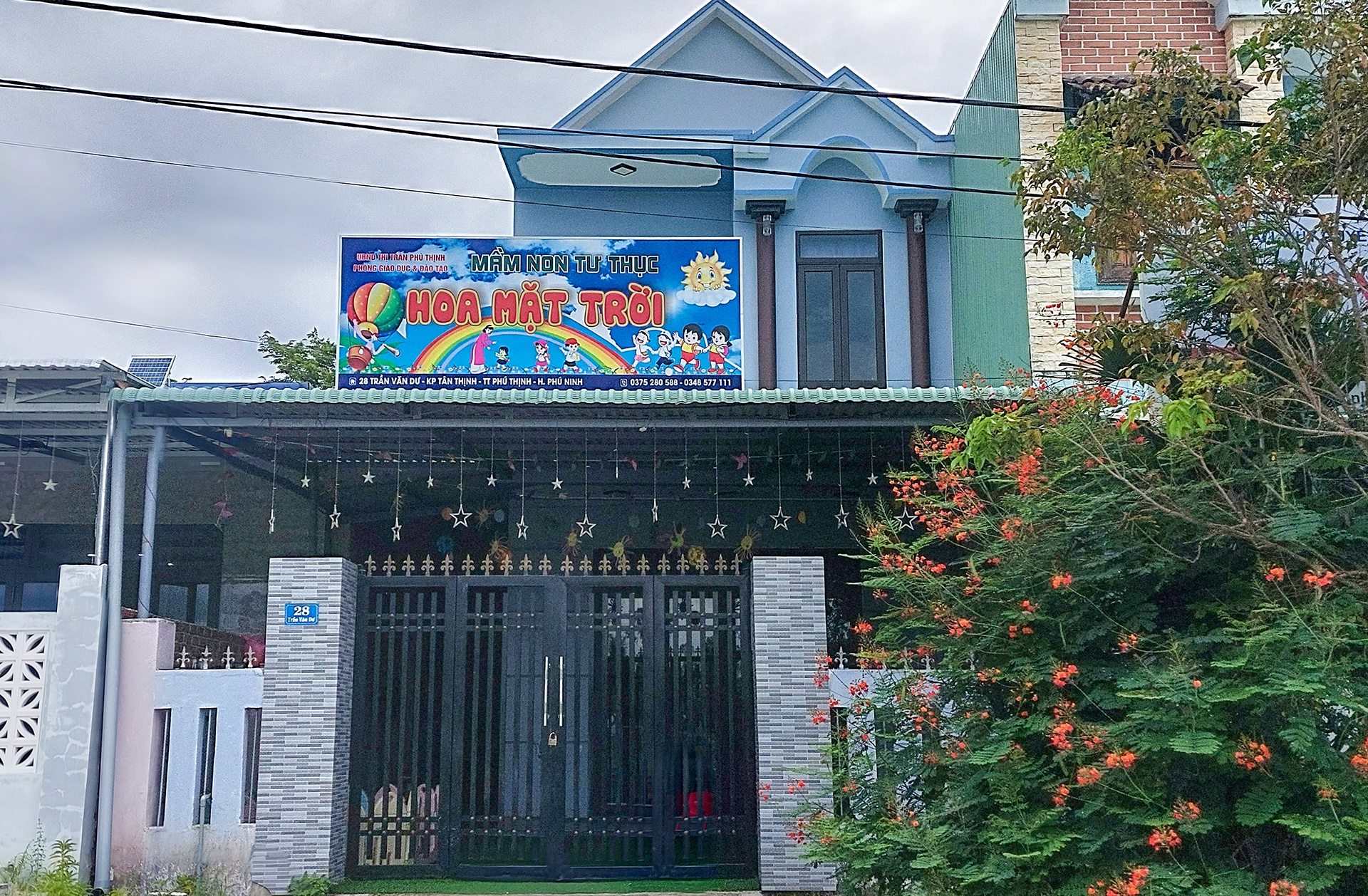 Dinh chi co so mam non co co giao hat cui cho vao mat be trai 3 tuoi hinh anh