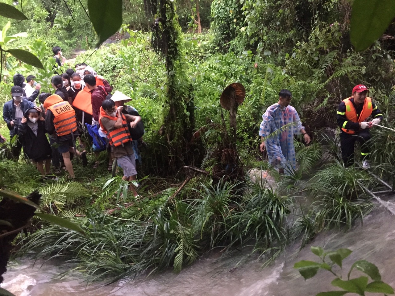 nhom khach mac ket o suoi khi du lich anh 2