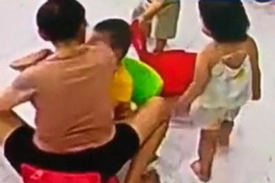 Rut giay phep co so mam non co co giao hat cui cho vao mat be trai hinh anh