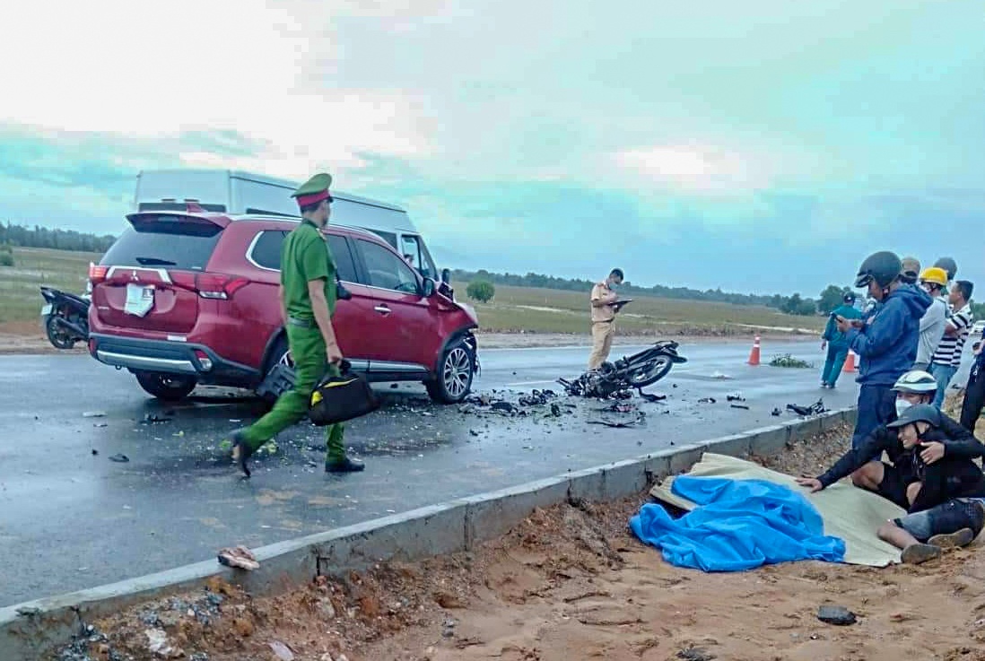 Va cham truc dien oto, nam thanh nien tu vong tai cho hinh anh