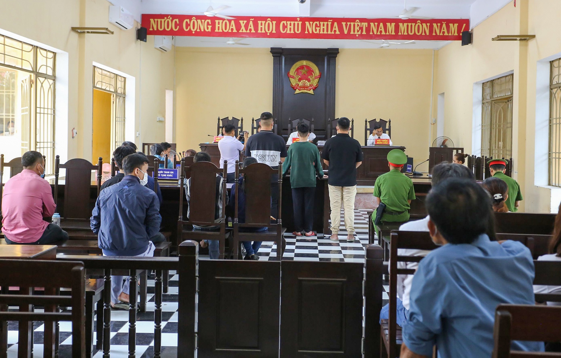 nam sinh dam chet hieu truong anh 1