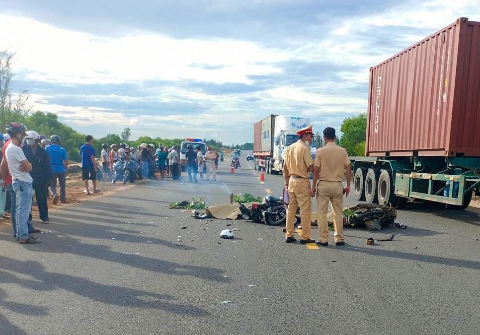 Xe may doi dau, 2 nguoi tu vong hinh anh