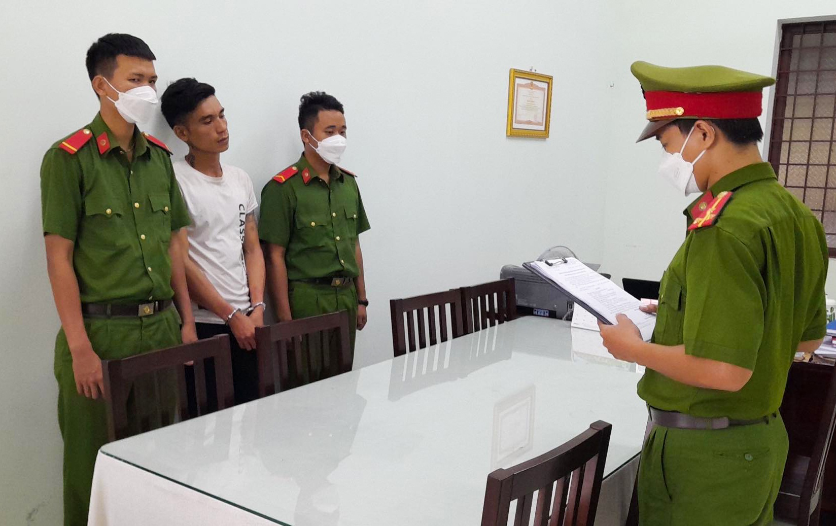 Xo xat o quan nhau, nguoi dan ong can canh sat hinh anh