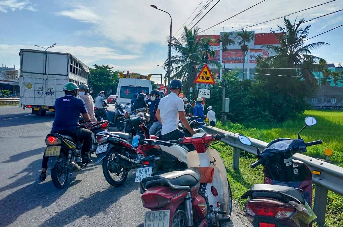 thanh nien bi dien giat anh 1