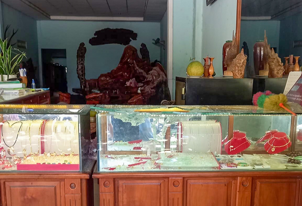 Nguoi dan ong cuop tiem vang roi den nha Truong Cong an huyen dau thu hinh anh