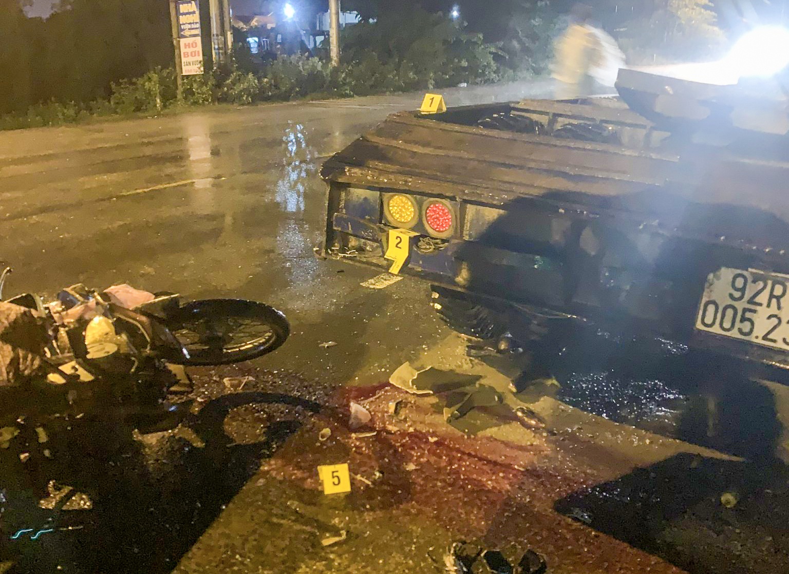 Tong xe dau keo ben duong, nguoi dan ong chan thuong so nao hinh anh