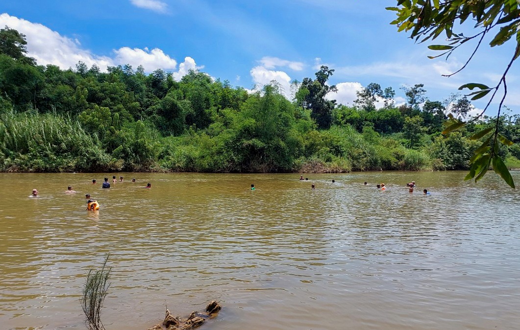 hai cha con duoi nuoc anh 1