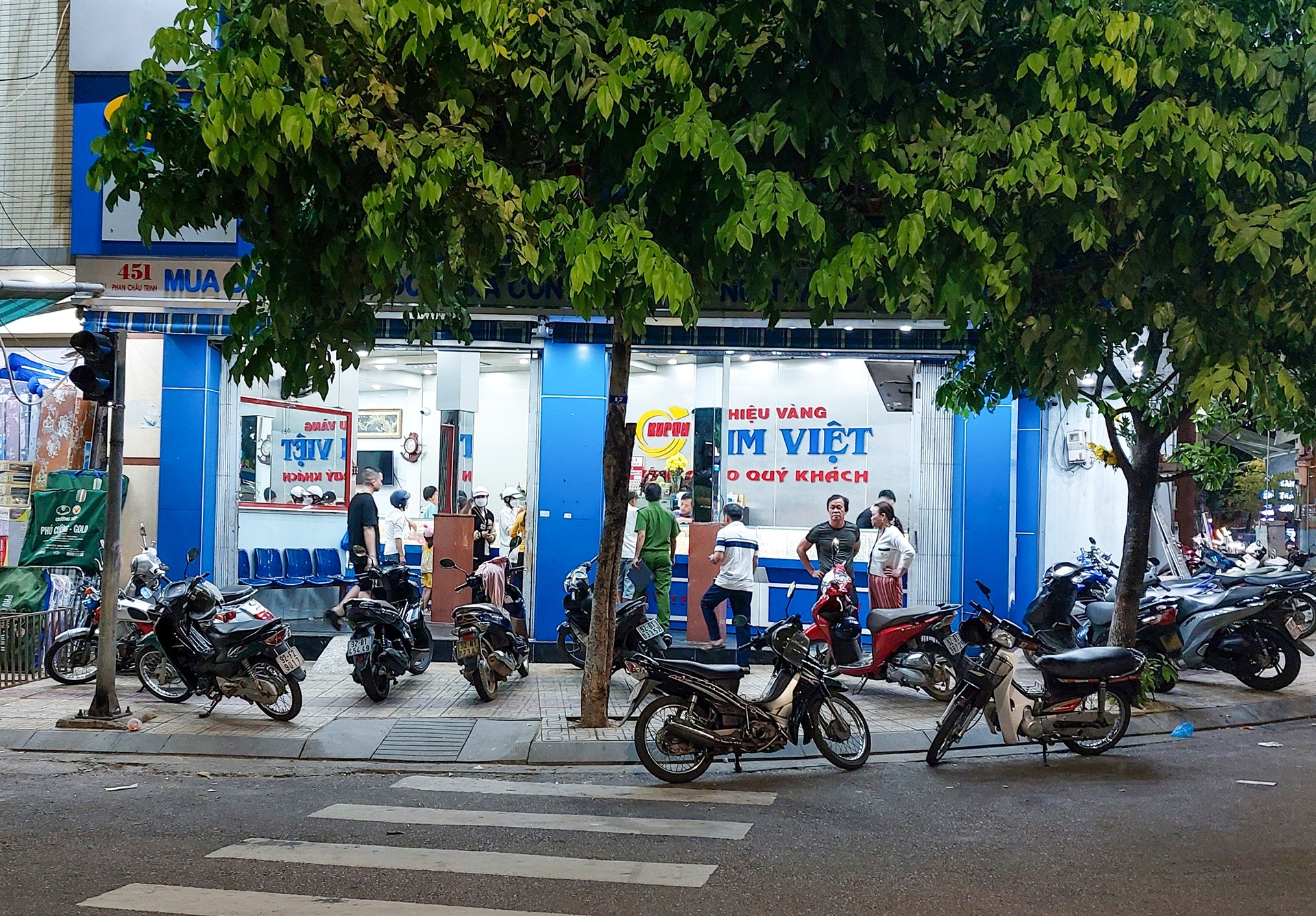 dùng búa cướp tiệm vàng ảnh 1 dung bua cuop tiem vang anh 1
