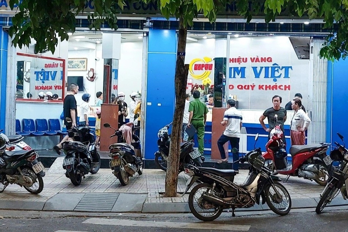 Nguoi dan ong dung bua cuop tiem vang o TP Tam Ky hinh anh