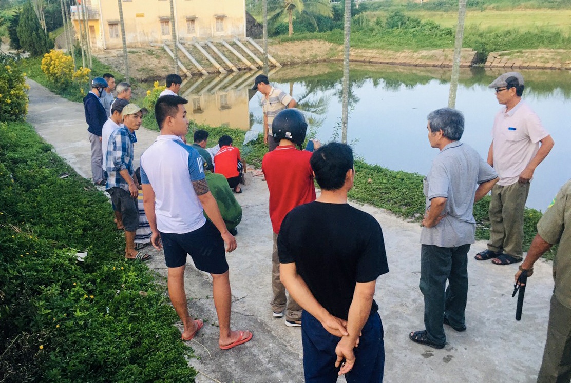 Thi the nam sinh lop 9 duoi tram bom nuoc hinh anh