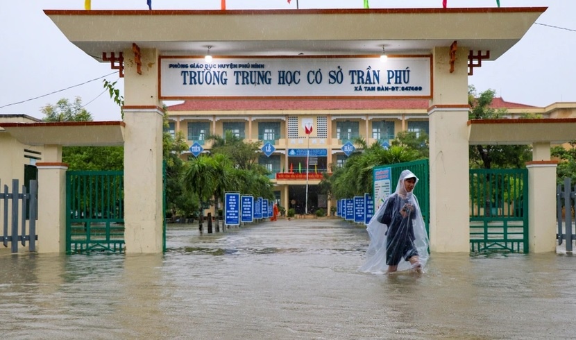 Quang Nam cho hoc sinh nghi hoc ngay 27/9 de tranh bao Noru hinh anh