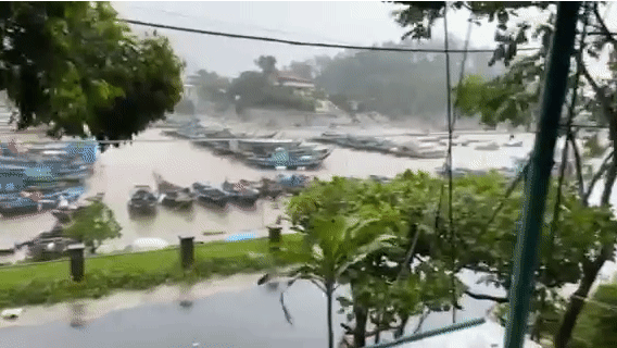 Dao Cu Lao Cham gio lon, song cao hon 3 m hinh anh