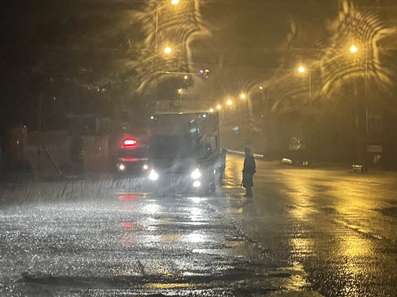 Duong pho Tam Ky truoc gio bao Noru do bo hinh anh