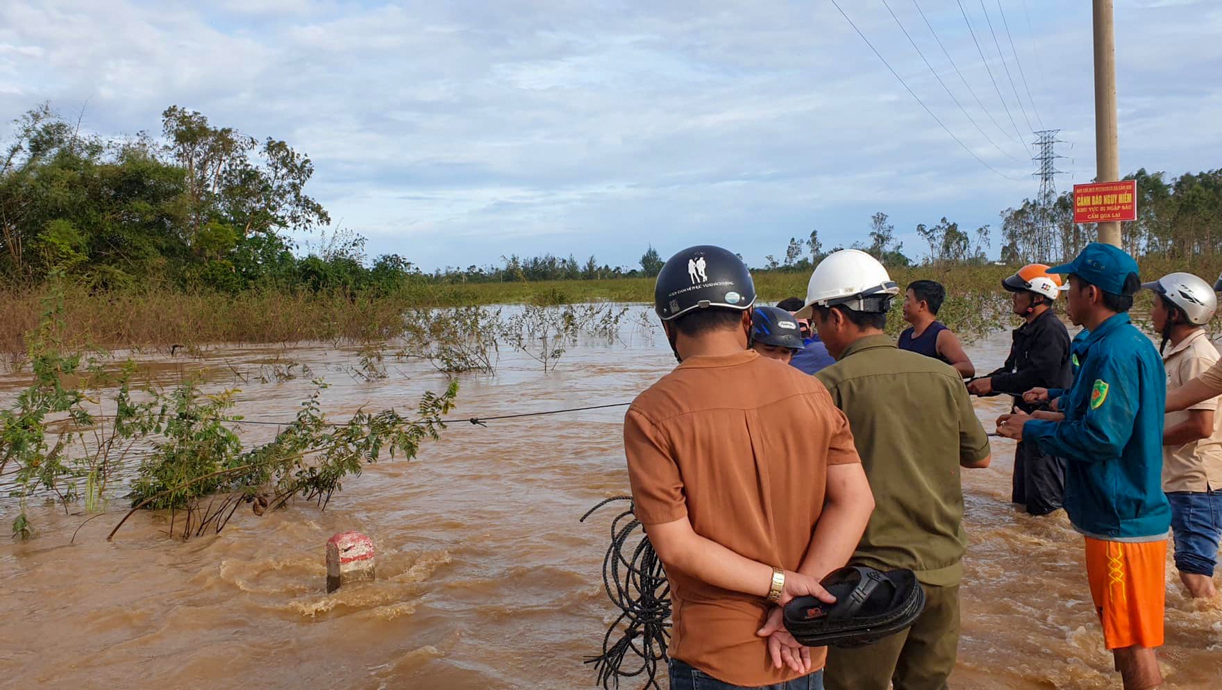 Cuu cu ong 87 tuoi bi lu cuon sau bao Noru hinh anh