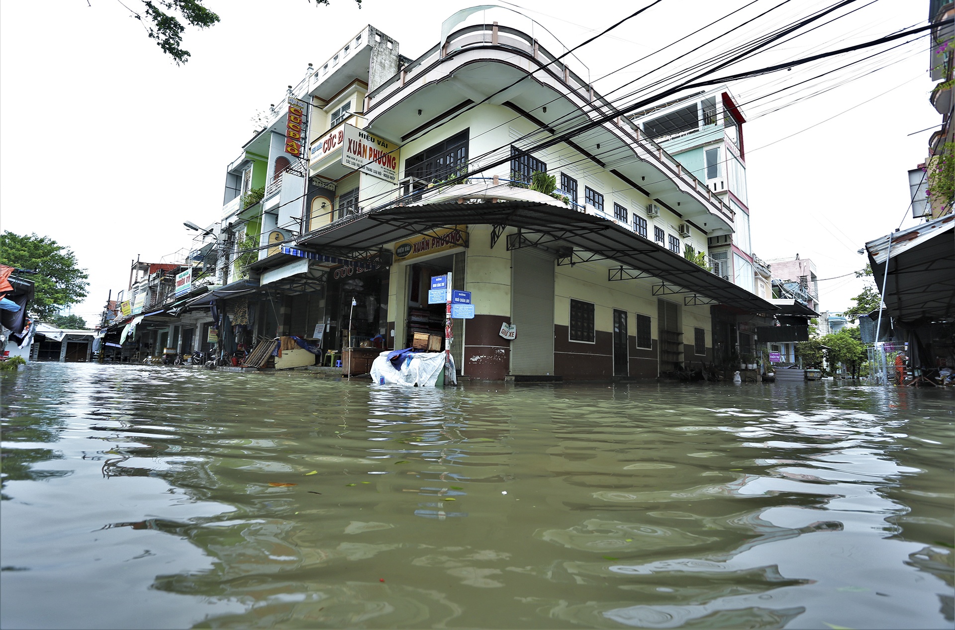 Dan vua ve nha moi 2 ngay, bao Noru da cuon sap mai hien hinh anh
