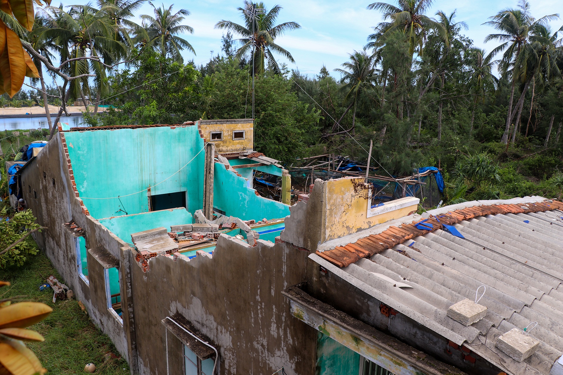 Nguoi phu nu bat khoc vi can nha do sap sau bao Noru hinh anh