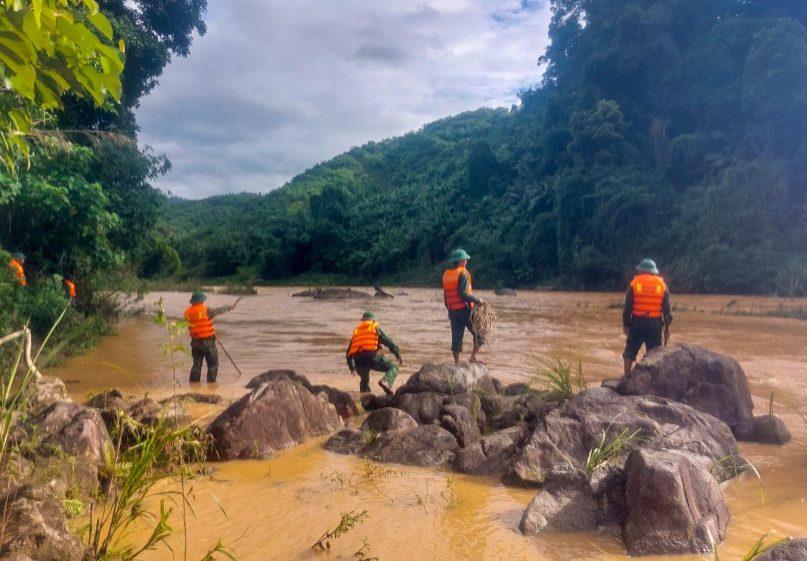 thanh nien bi lu cuon anh 1