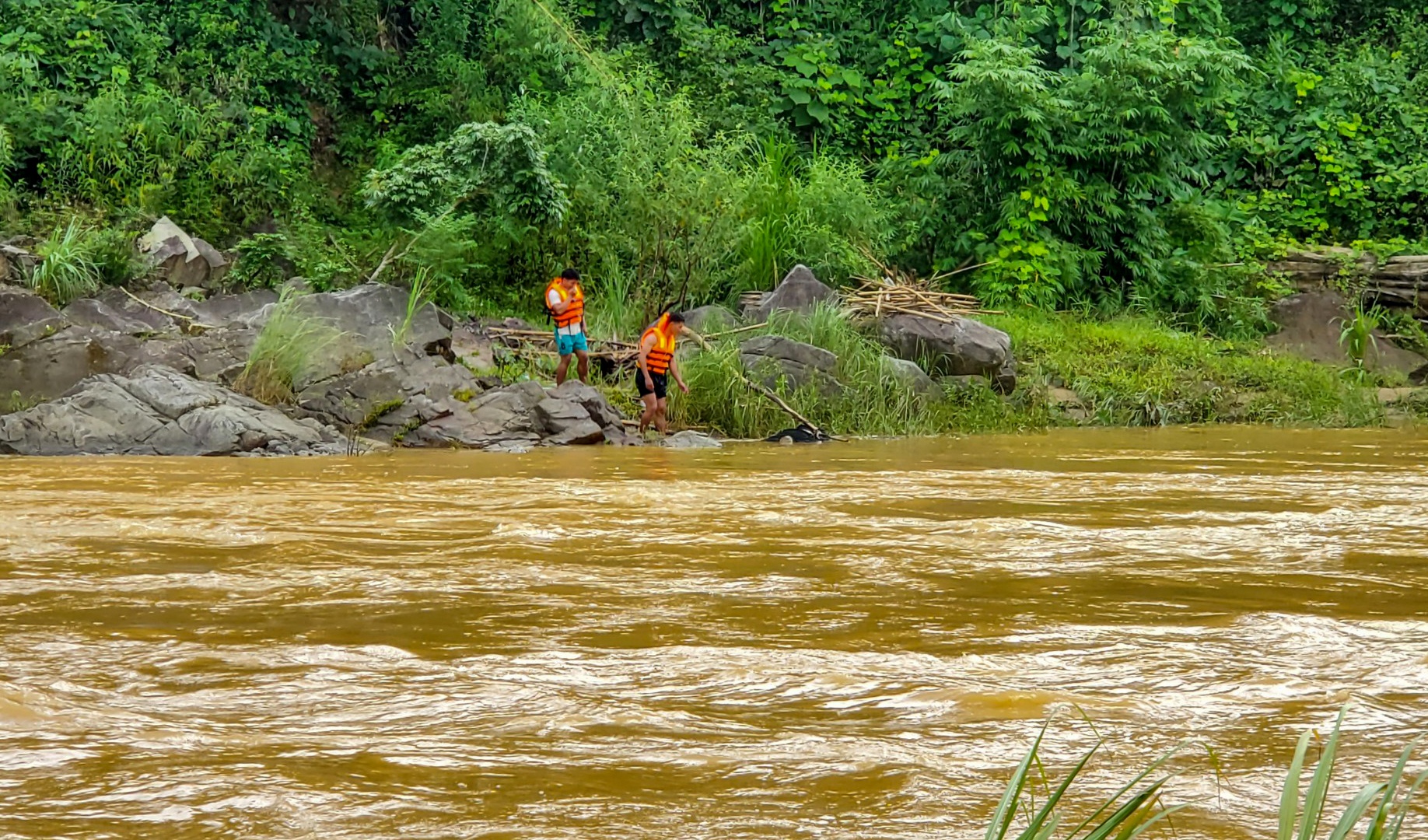 thanh nien bi lu cuon anh 1