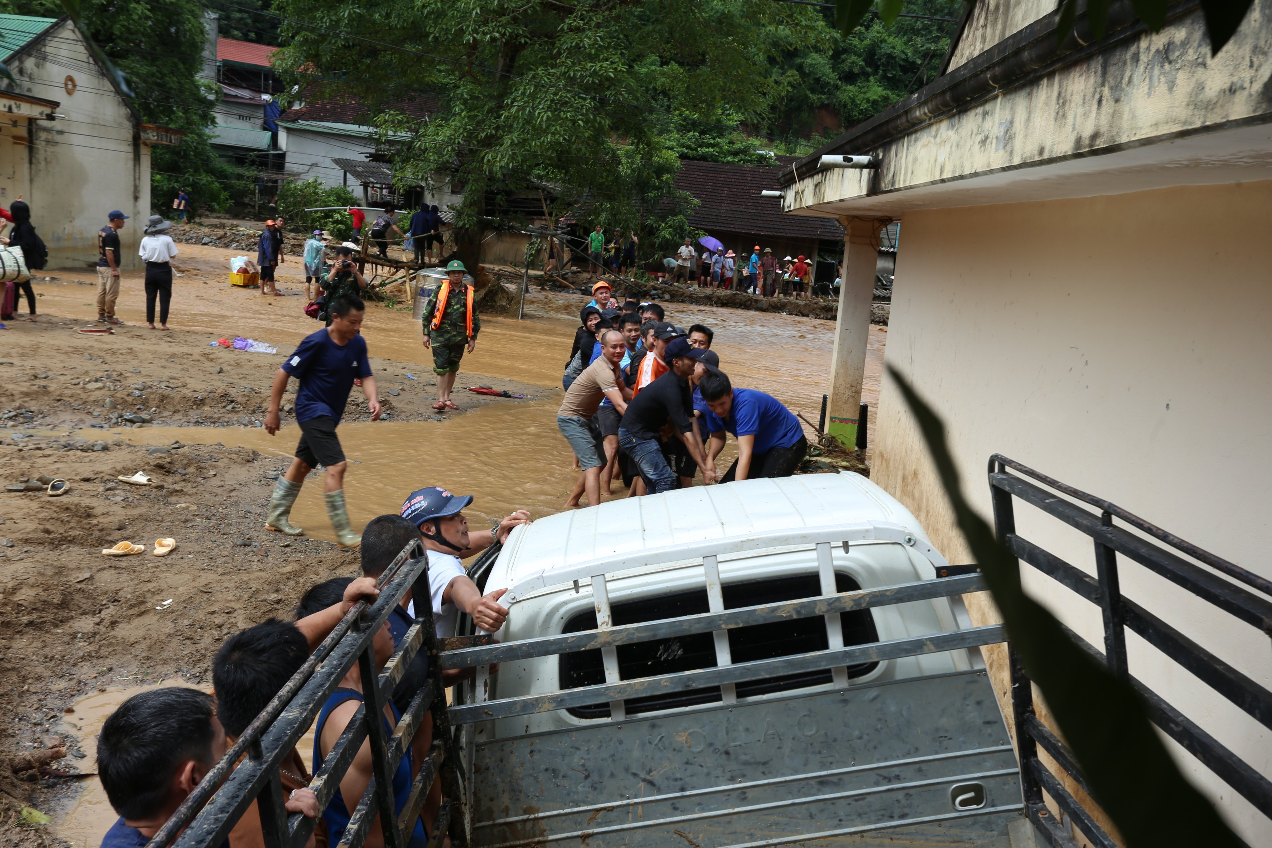 Hang chuc nguoi vung lu 'ho keo phao' dua oto ra khoi lop bun sau hinh anh