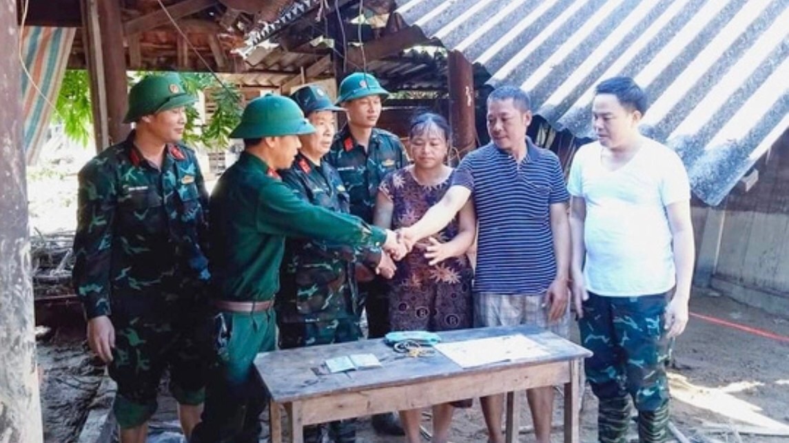 Don bun sau lu, phat hien ket sat chua vang va hang chuc trieu dong hinh anh