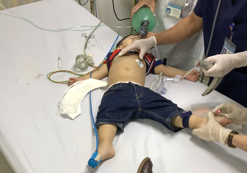 Cuu be trai 22 thang tuoi bi ngung tim do hoc rau cau hinh anh