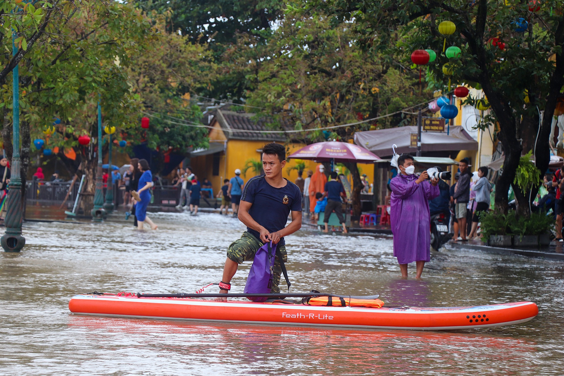 Hoi An lai chim trong nuoc lu hinh anh