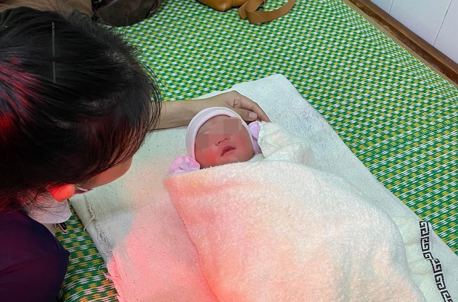 Be gai so sinh bi bo trong nha ve sinh duoc gia dinh nhan lai hinh anh