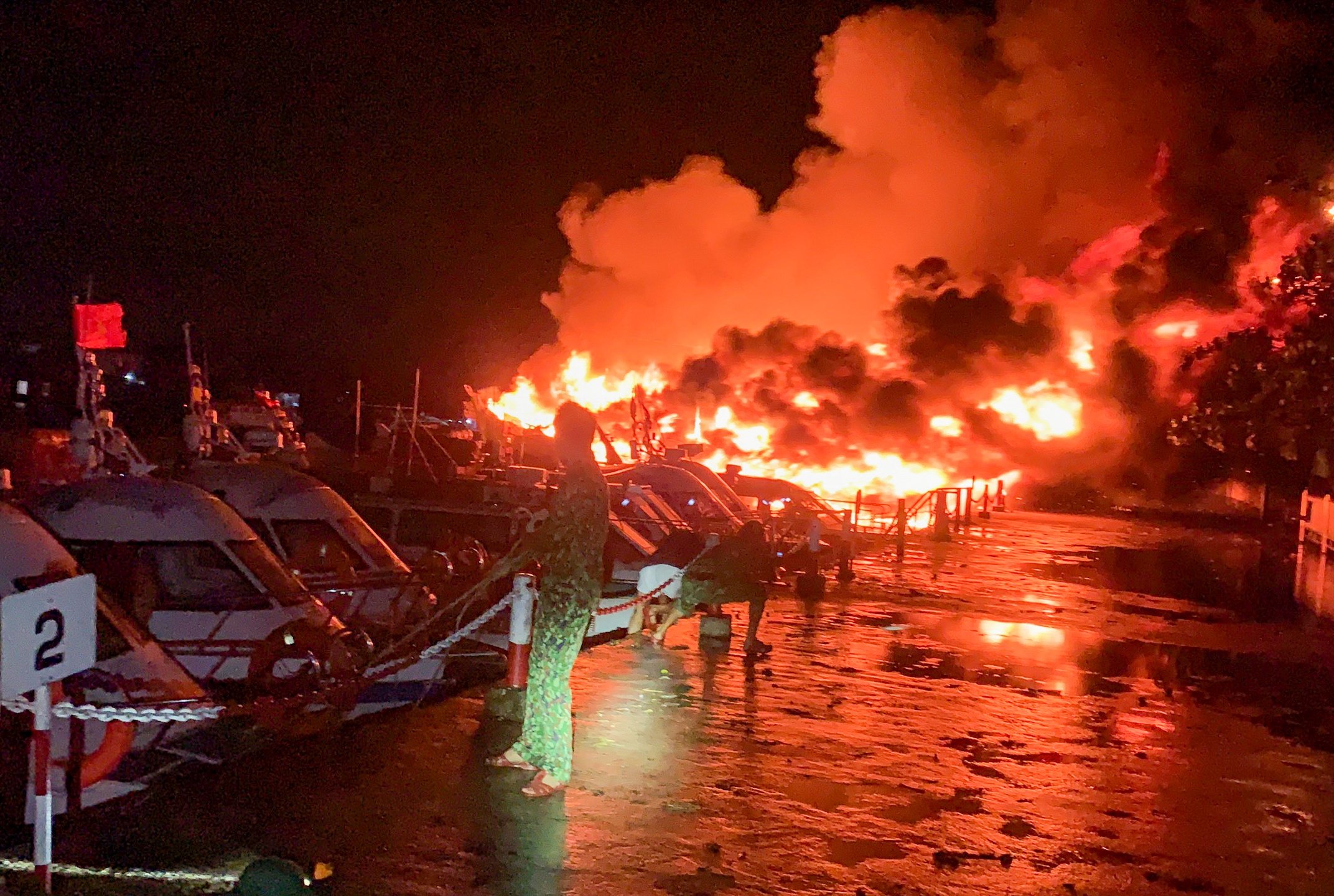 5 cano, 3 tau du lich bi chay trong dem o Hoi An hinh anh