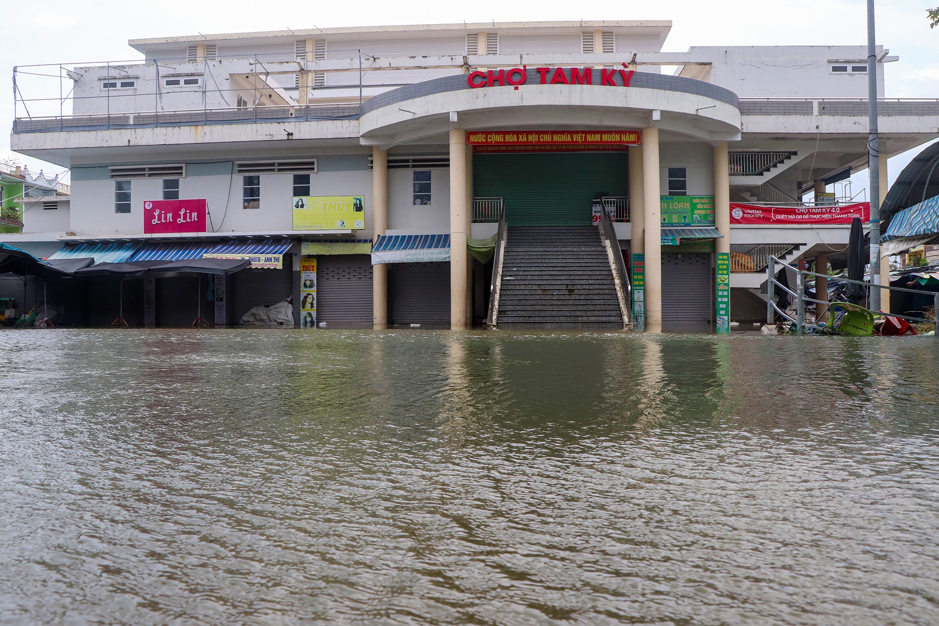 Hang tram ngoi nha ngap anh 1
