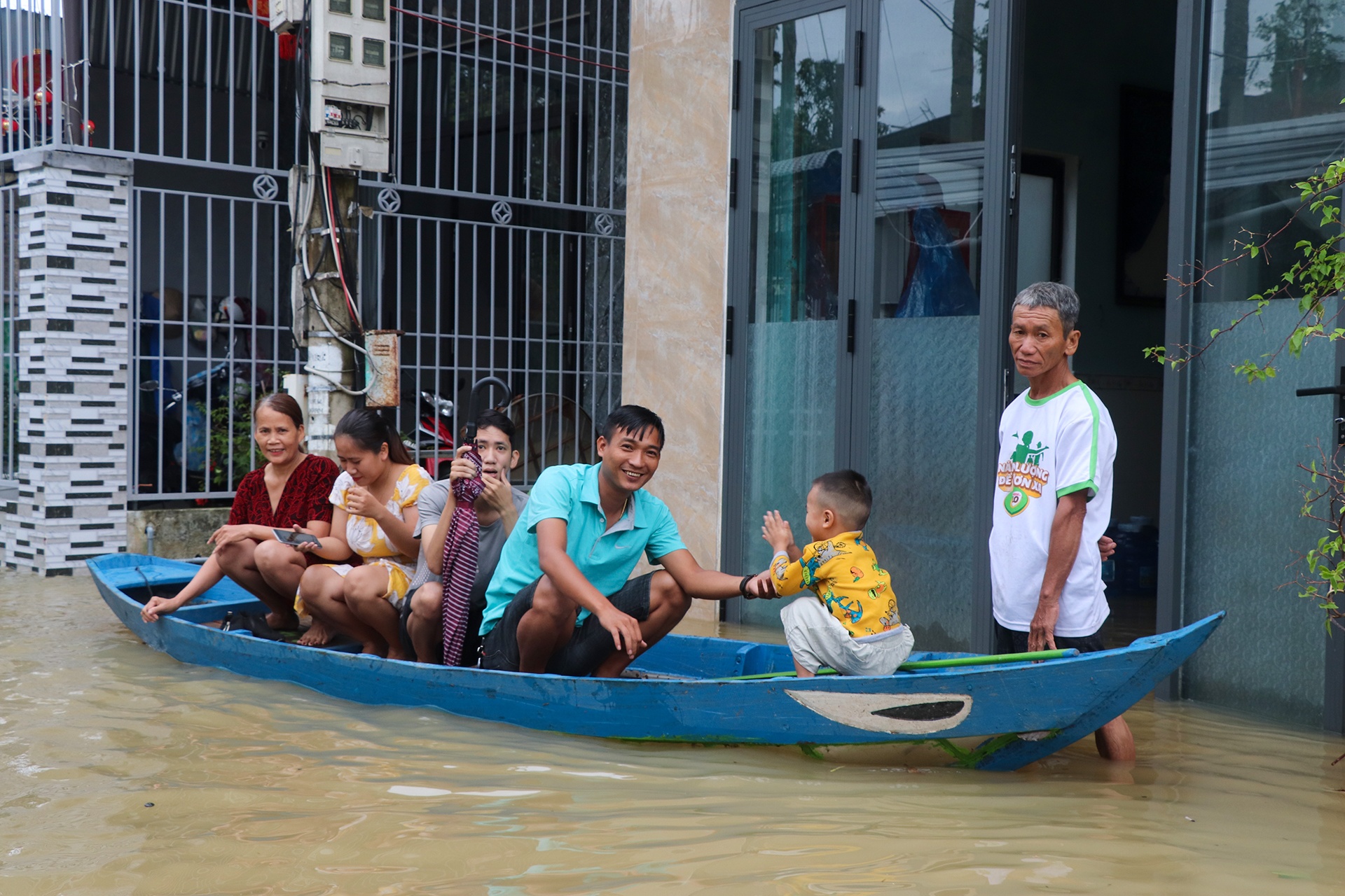 Ngap hon 1 met, nguoi dan TP Tam Ky di chuyen bang ghe hinh anh