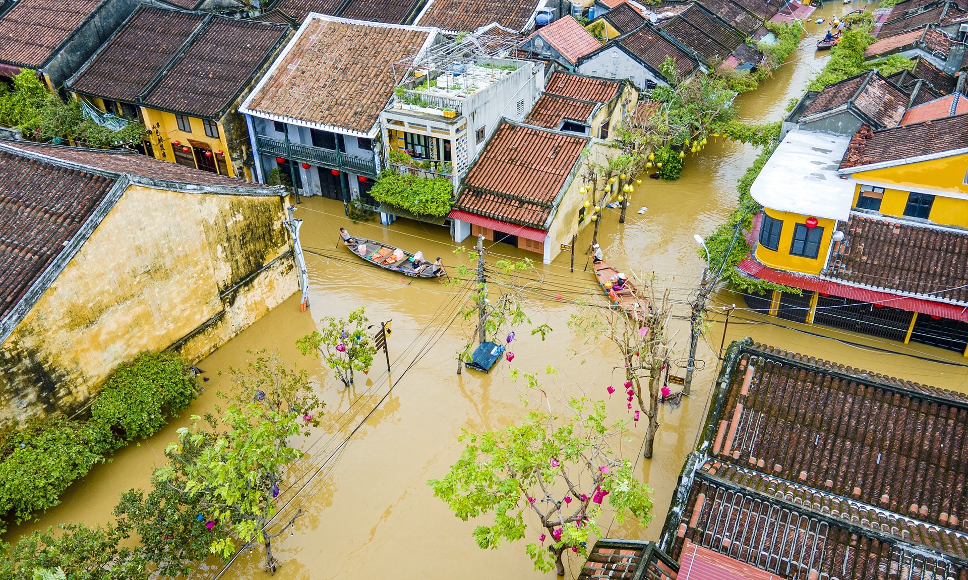 Hinh anh pho co Hoi An chim trong nuoc lu hinh anh