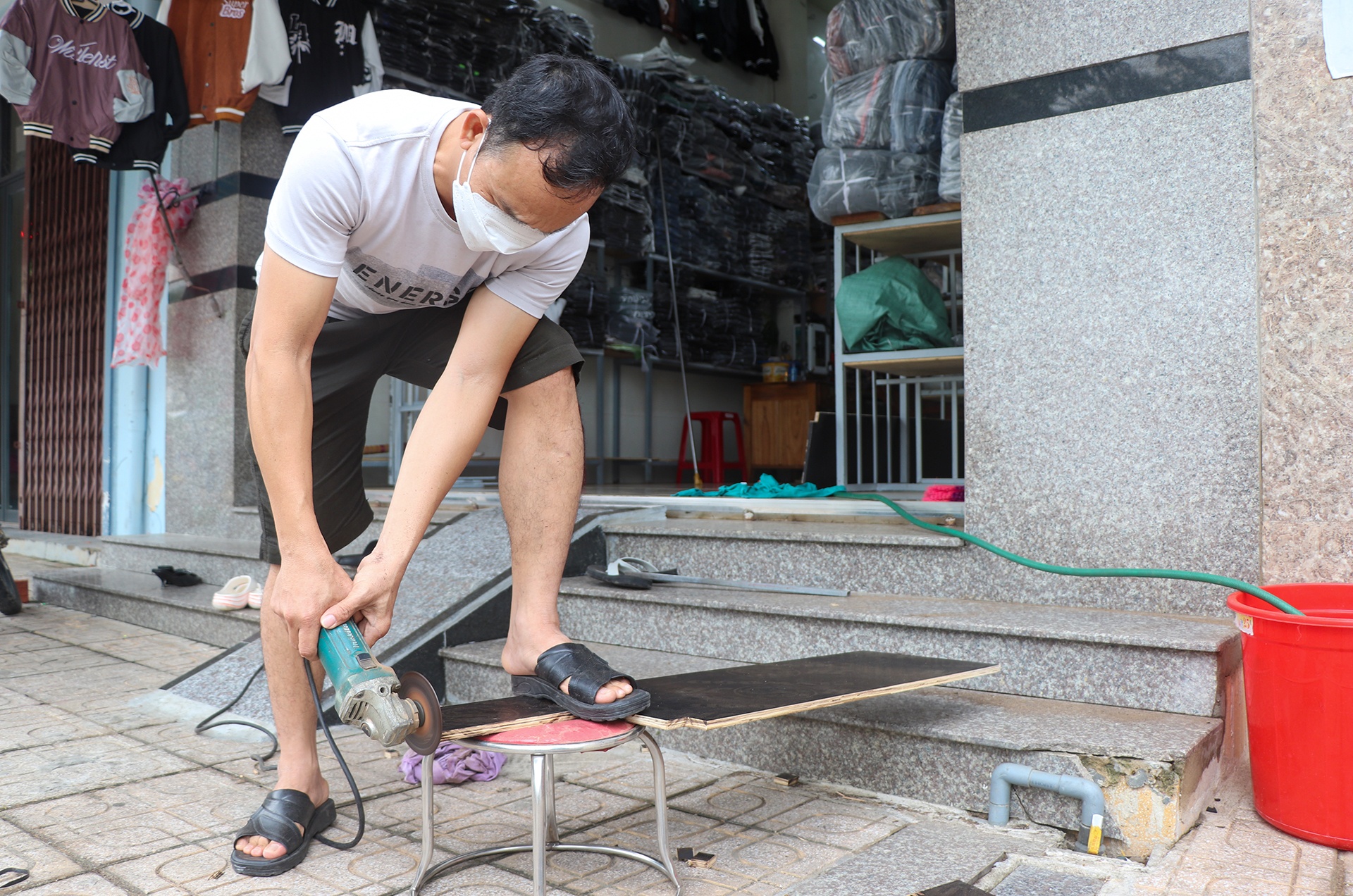 dan don dep truoc lu anh 1