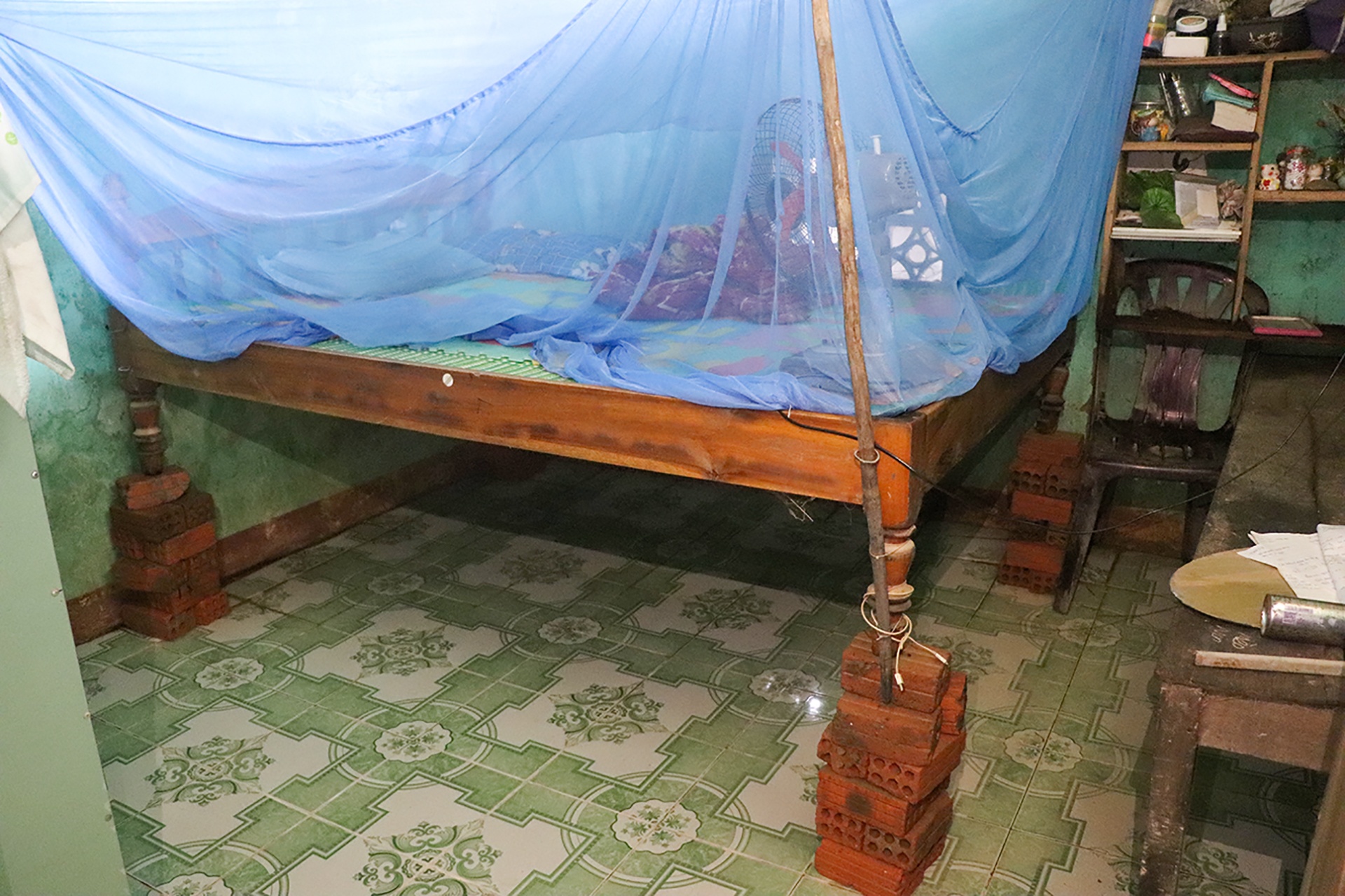 Lo lu lai ve, nguoi dan Tam Ky ke giuong cao hon 1 m hinh anh