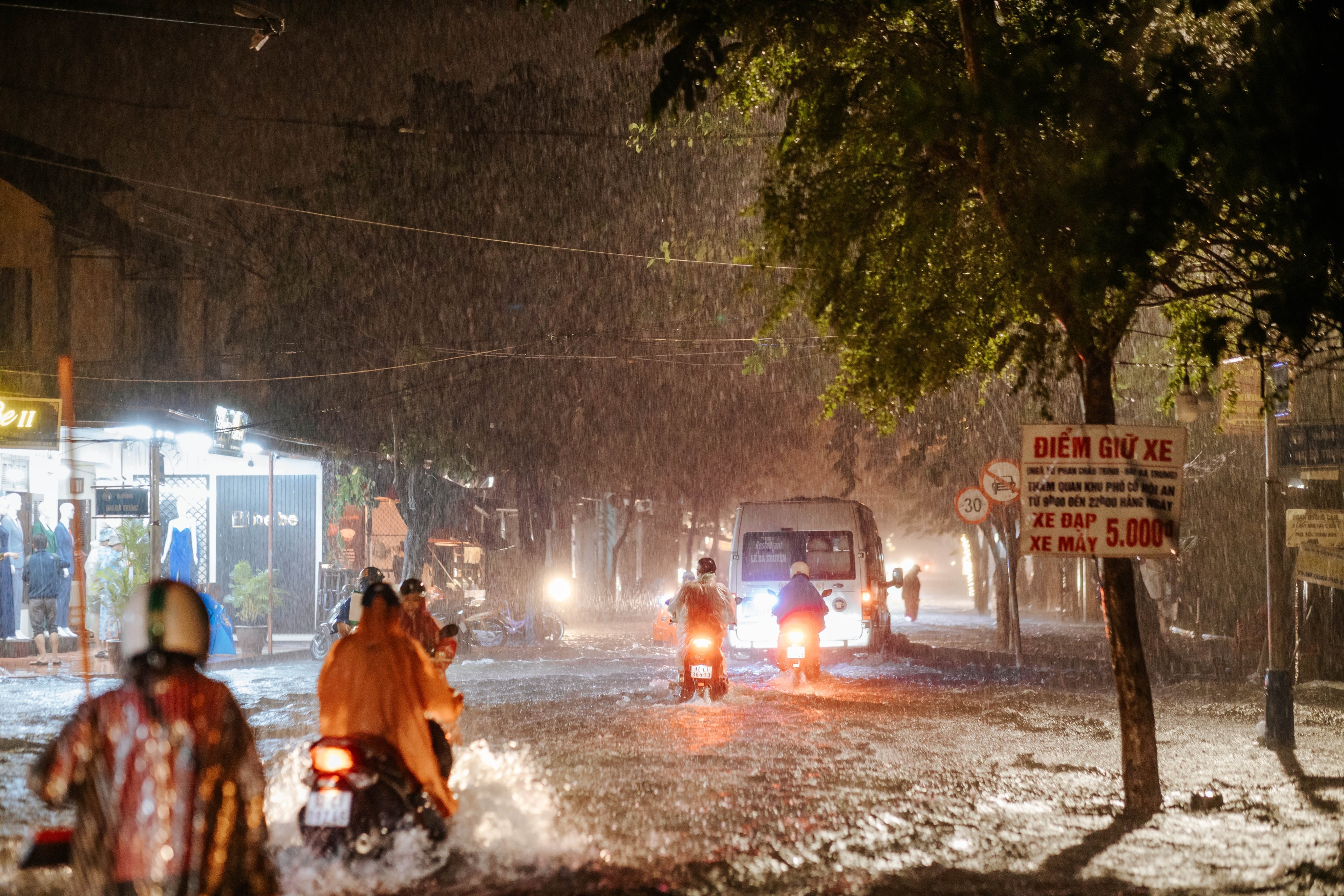 Hoi An ngap nang anh 1