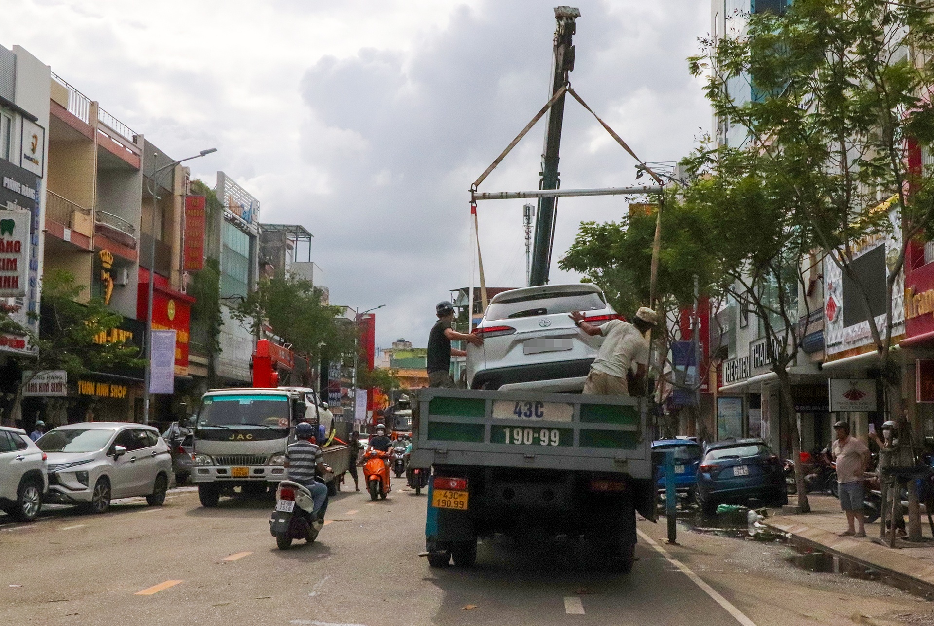 Da Nang ngap lut anh 8