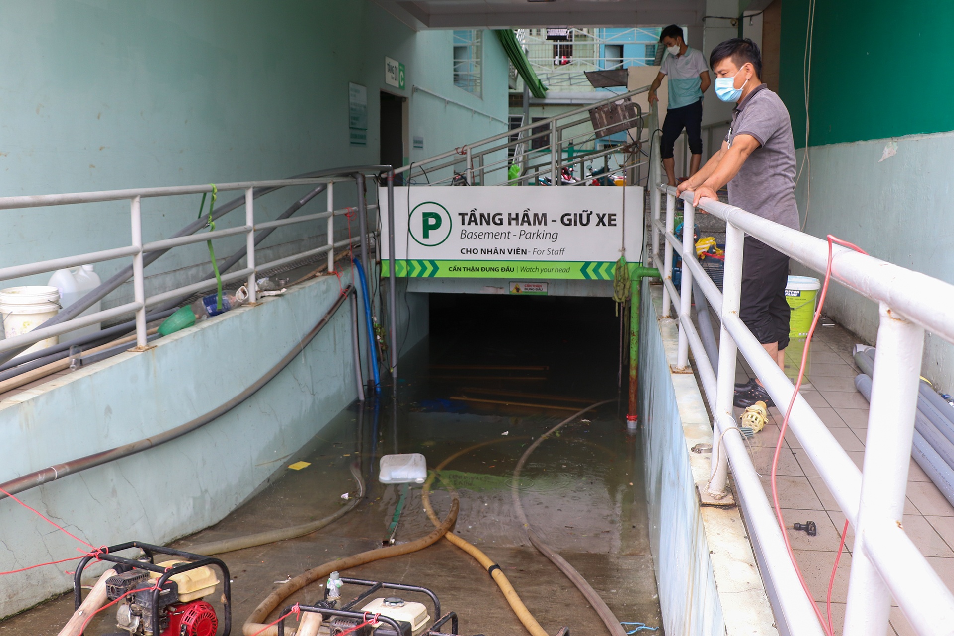 Ham chung cu, benh vien o Da Nang ngap hon 2 m sau tran mua lich su hinh anh