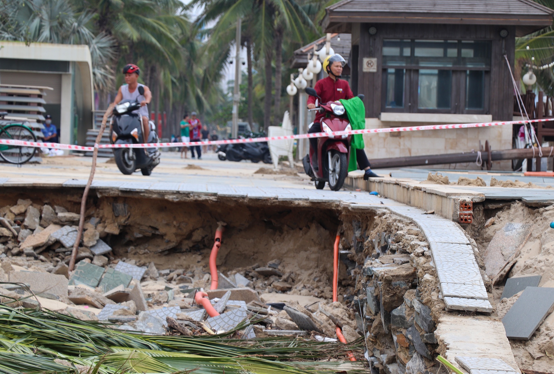Can canh bo bien Da Nang bi cay xoi sau mua lu hinh anh