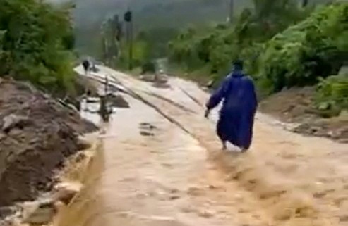 Nhieu chuyen tau qua duong sat deo Hai Van phai dung vi mua ngap hinh anh