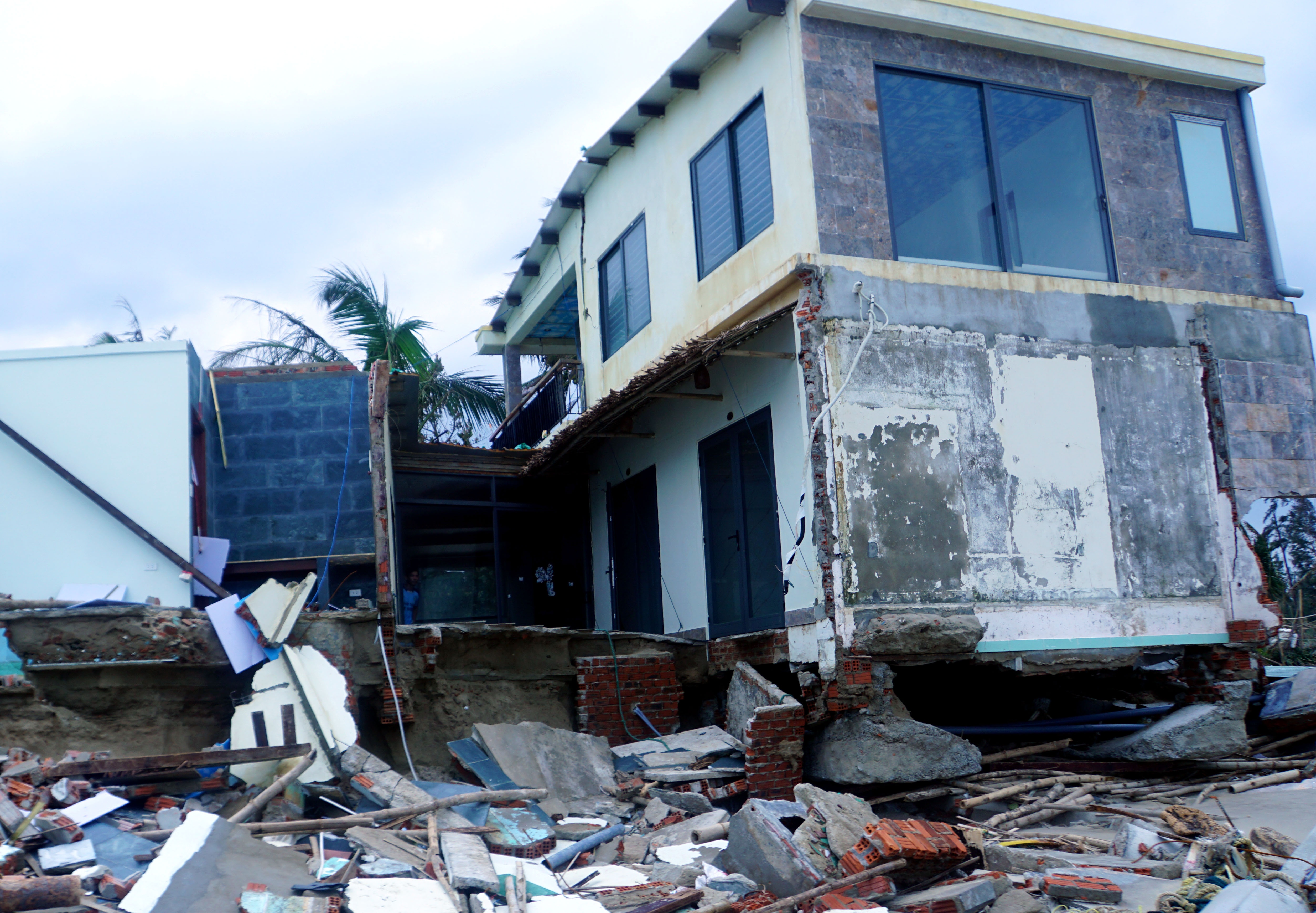 Song lon, trieu cuong lam sat lo khu nghi duong o Hoi An hinh anh