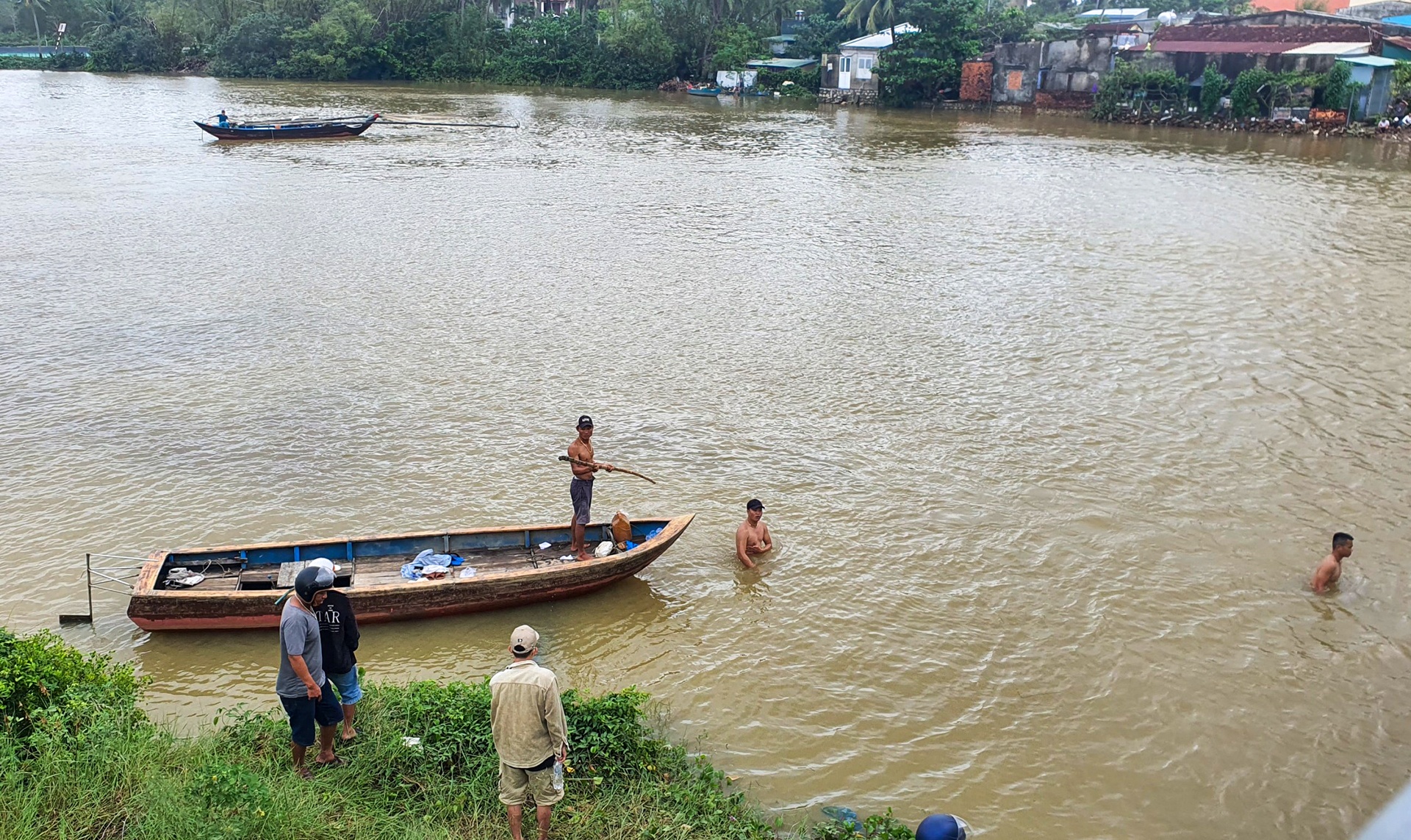 Tim thay thi the nam sinh sau 2 ngay mat tich hinh anh