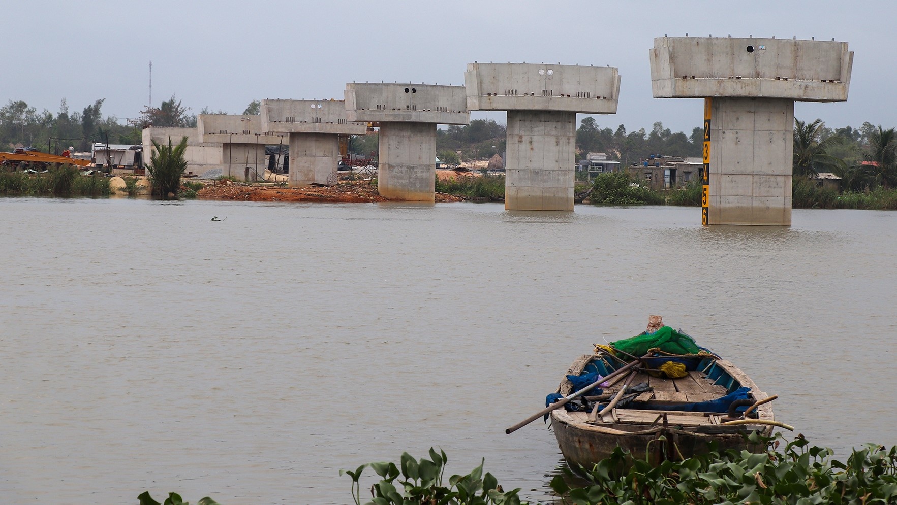 Hien trang hai cay cau hon 370 ty dong cham tien do do vuong mat bang hinh anh