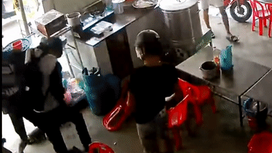 Nhom nguoi dung gay sat, chai thuy tinh danh vao dau nam sinh hinh anh