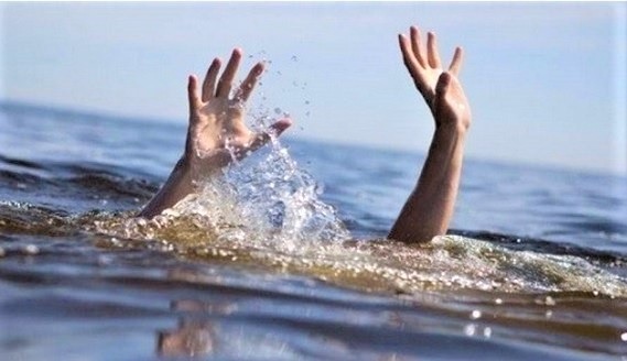 Thieu nien duoi nuoc sau khi cuu ban hinh anh