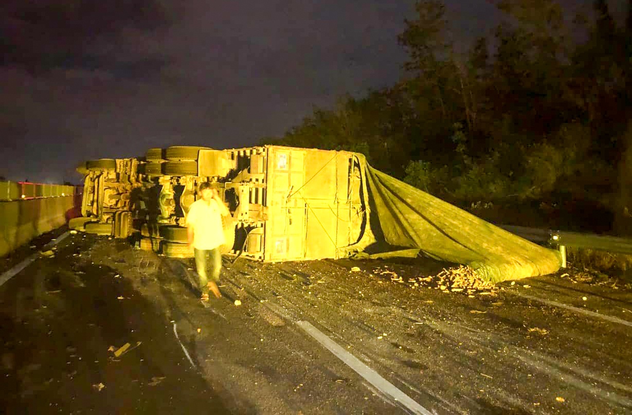 Xe tai lat chan ngang duong o cao toc Da Nang - Quang Ngai hinh anh