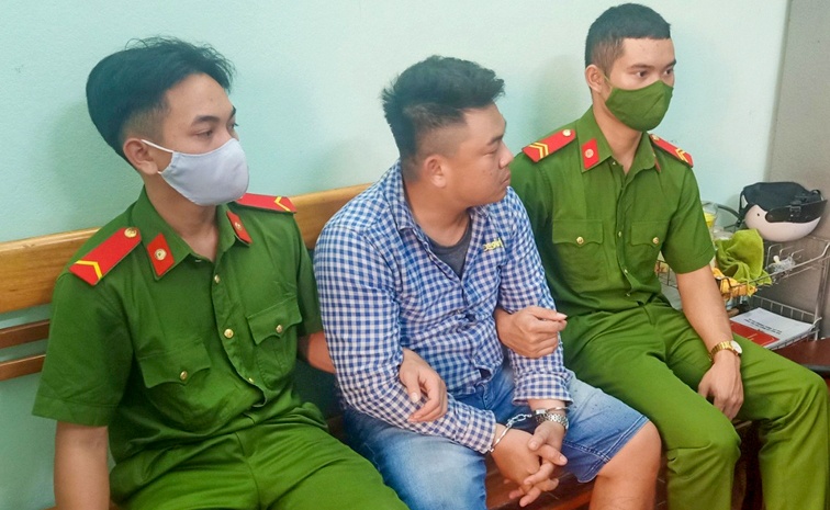 Truy sat phu nu o tiem tap hoa, nam thanh nien bi khoi to hinh anh