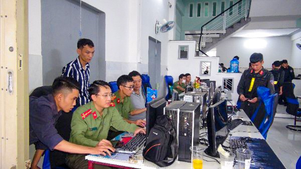 Canh sat thu giu 5.000 trang tai lieu o Cong ty Mirae Asset Quang Nam hinh anh