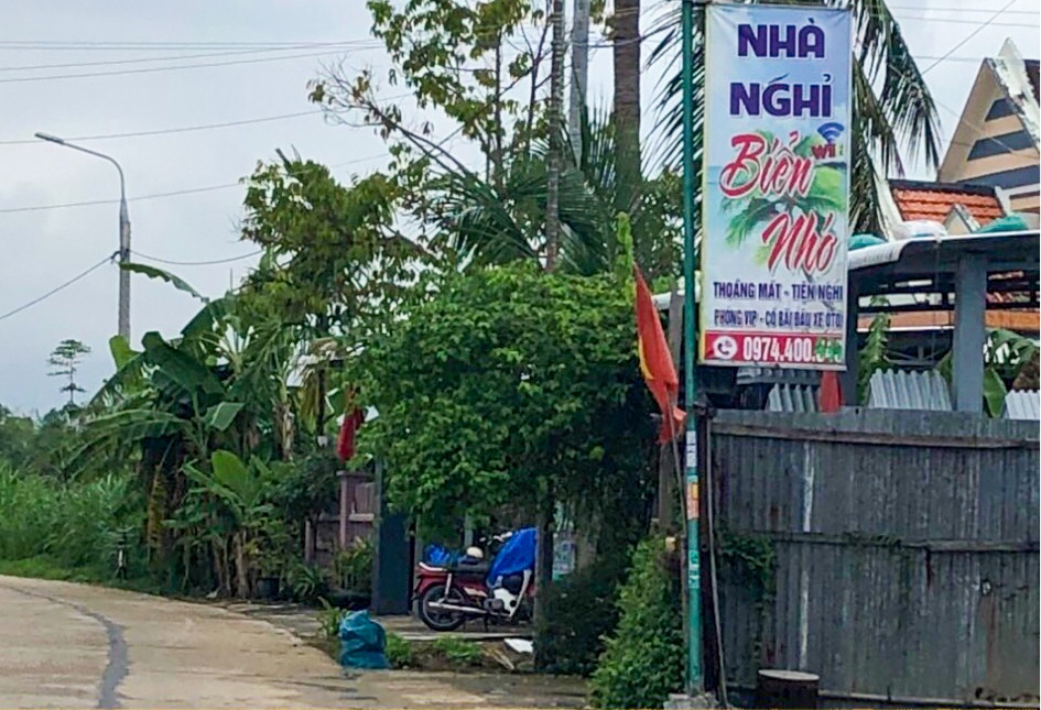 2 doi nam nu mua ban dam tai nha nghi Bien Nho hinh anh