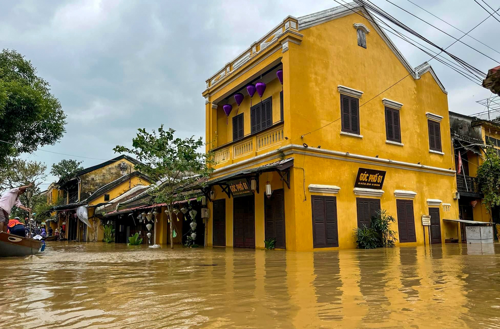 Quang Nam sat lo, Hoi An ngap sau sau mua lon hinh anh