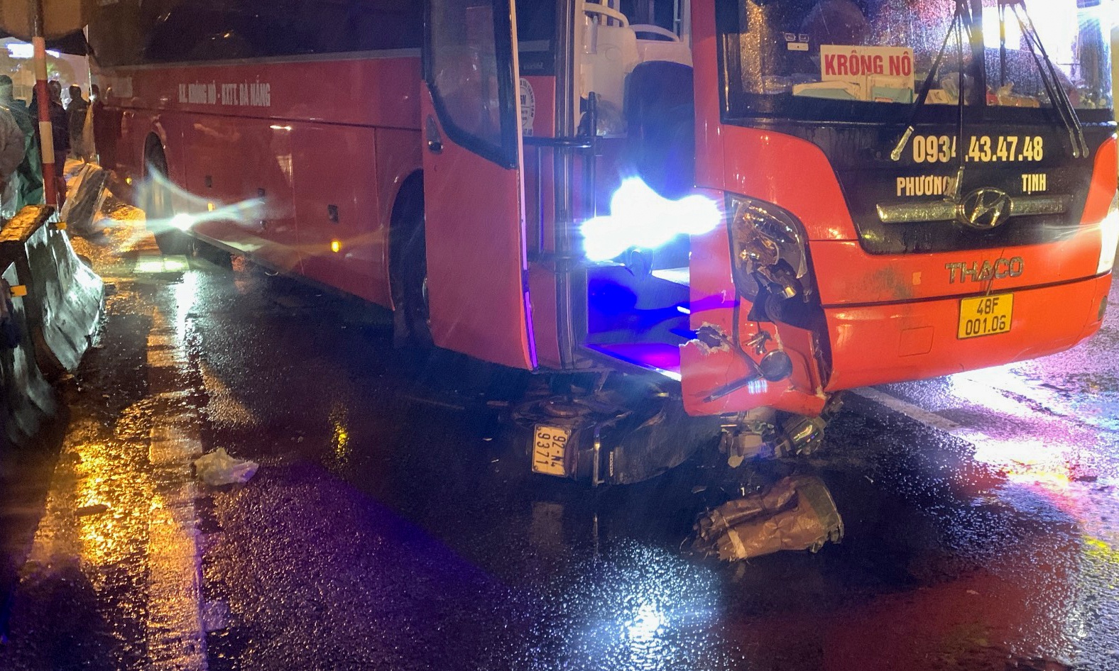 Hai vo chong tu vong sau va cham voi xe khach hinh anh